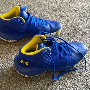 Under armor kids basketball shoes size 7Y